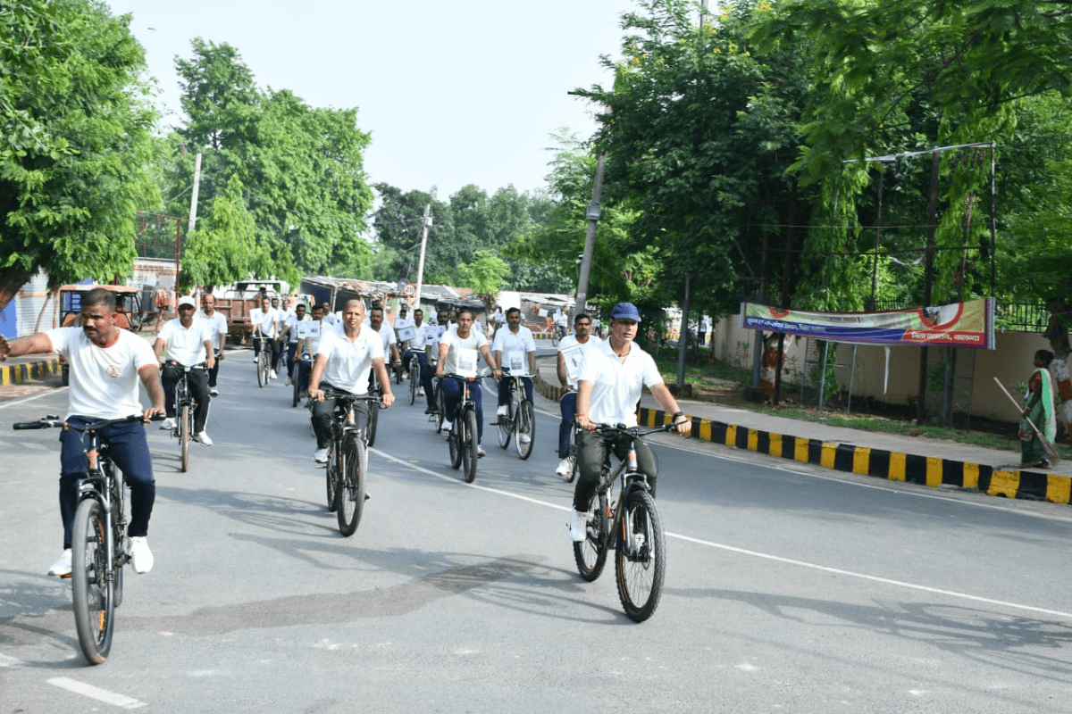 राजगीर में सीआरपीएफ जवानों की 20 किमी लंबी साइकिल रैली: डीआईजी निखिल रस्तोगी ने दिया 'फिट रहें-हिट रहें' का संदेश