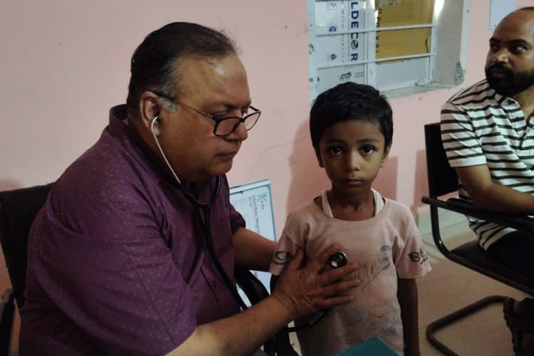 नालंदा में रेड क्रॉस का बड़ा मानवता अभियान, नि:शुल्क स्वास्थ्य जांच शिविर में लोगों का हुआ इलाज