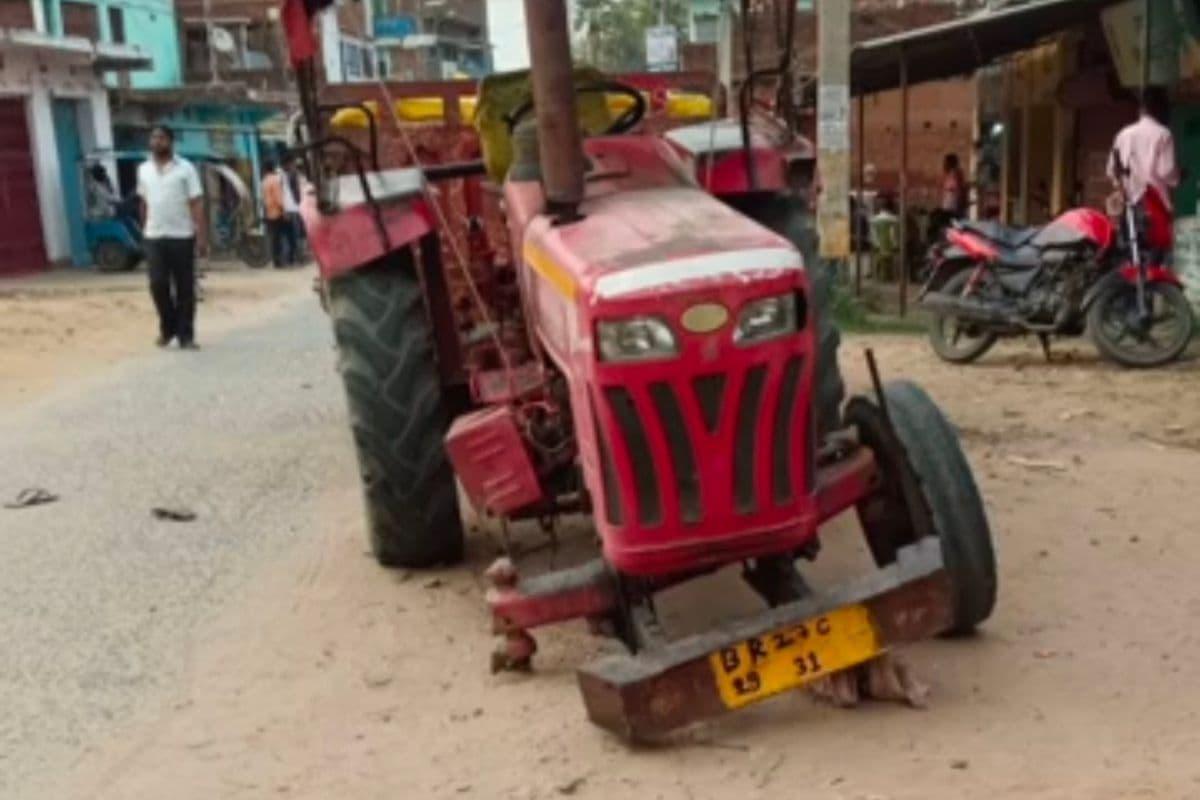 नवादा सिरदला में भीषण सड़क हादसा, बालू लदे ट्रैक्टर ने बाइक को मारी टक्कर, महिला समेत तीन घायल