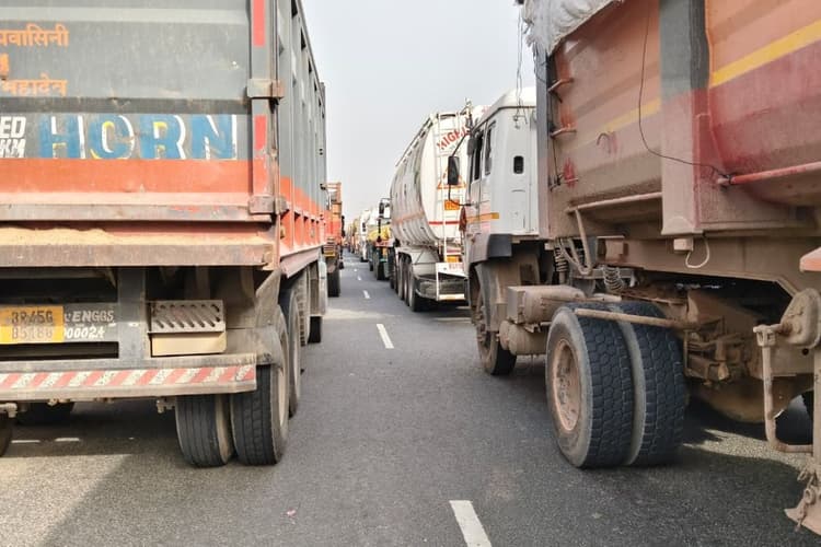 बालू लदे ट्रकों ने रोका NH-19, सीमा पर लगा भीषण जाम; 7 किमी तक रेंगते रहे वाहन