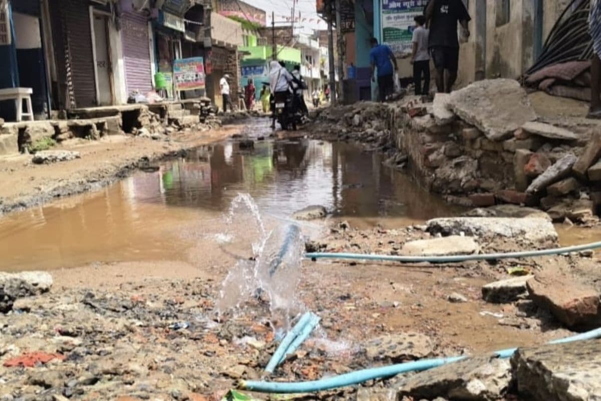 नवादा में भीषण गर्मी में सड़क पर बह रहा हजारों लीटर पानी, बूंद-बूंद पानी को तरस रहे लोग