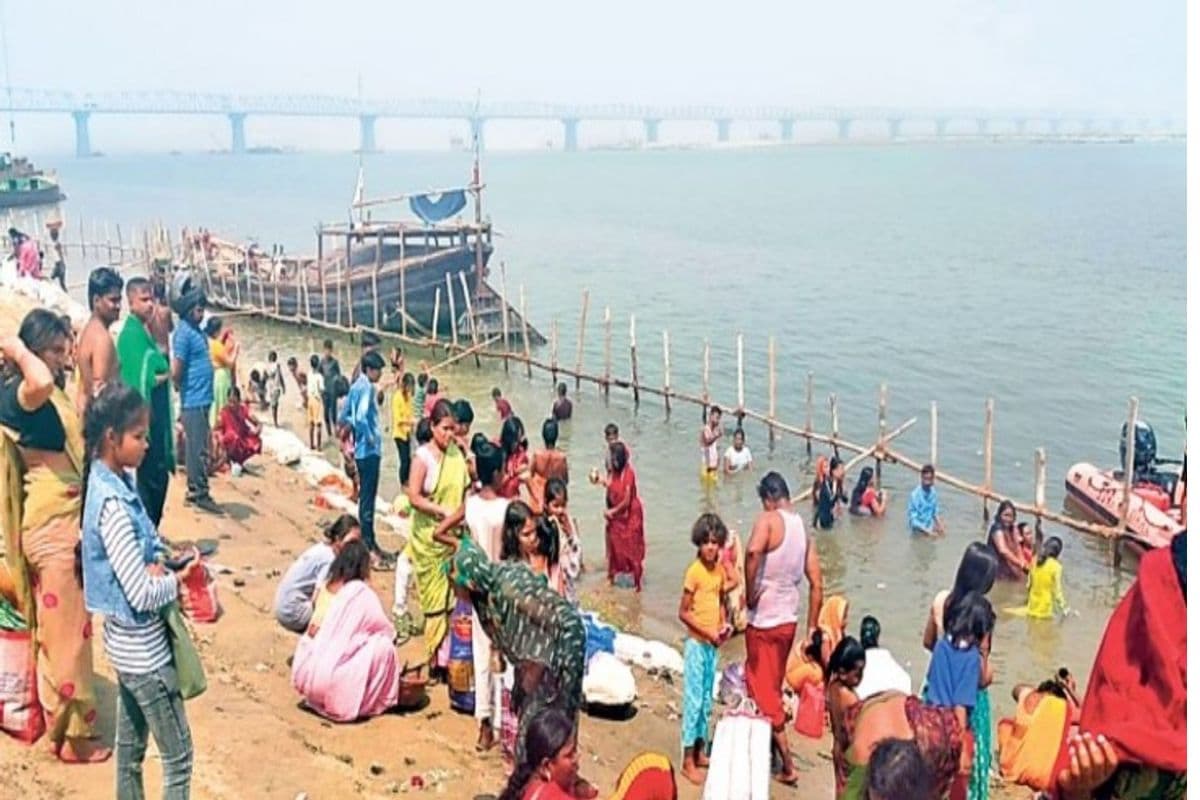 गंगा दशहरा पर दानापुर में आस्था का सैलाब, हर-हर गंगे के जयकारों से गूंजे घाट