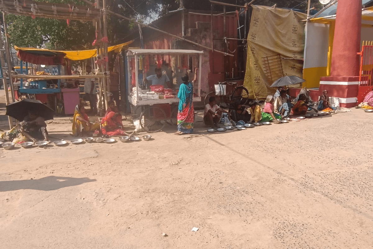 राजगीर मलमास मेला में भिक्षावृत्ति निवारण योजना के दावों की खुली पोल, प्रचार के बीच कुंड गेट पर कटोरा लेकर खड़े दिखे नौनिहाल
