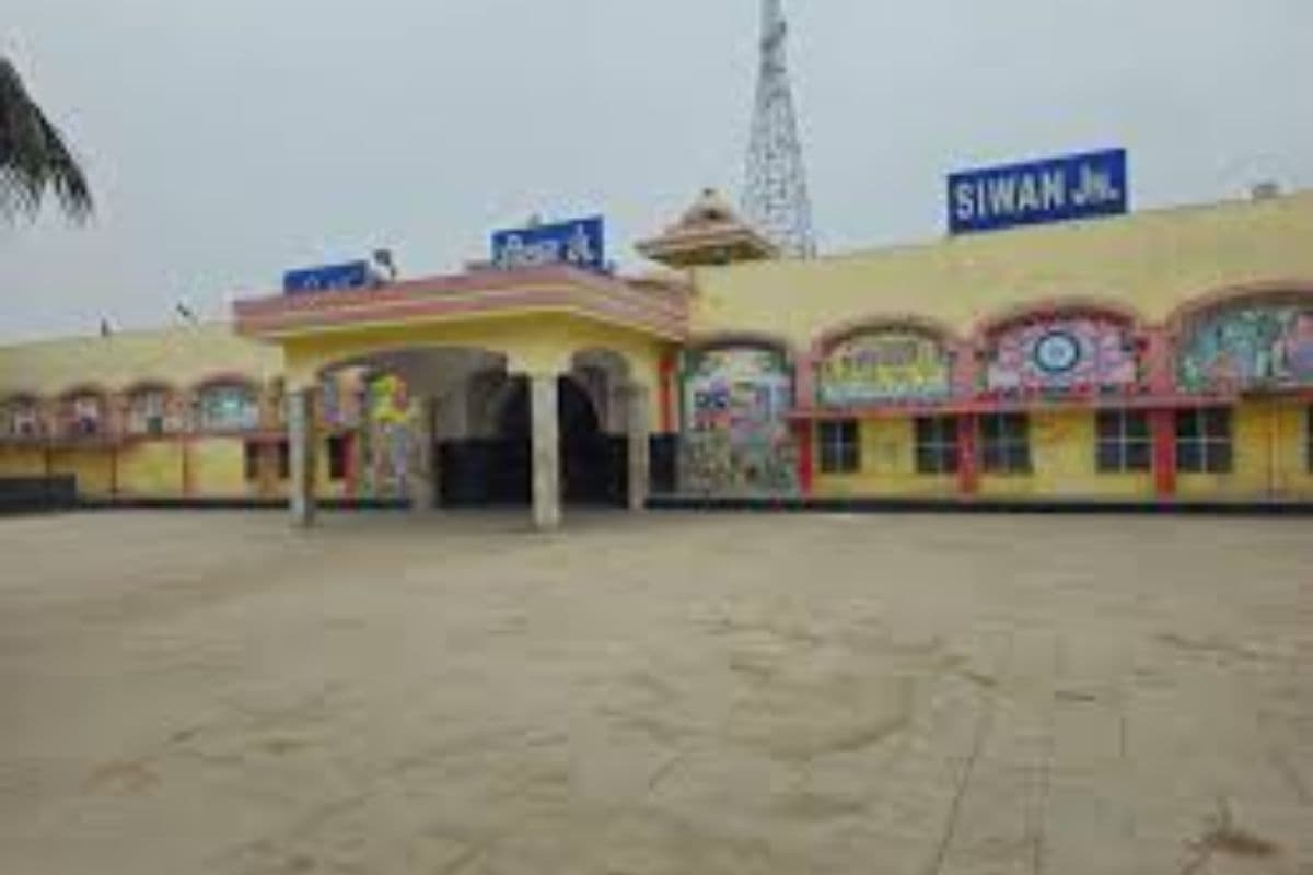 Siwan News : रेलवे स्टेशन के गेट से 49.50 लीटर शराब बरामद, तस्कर फरार