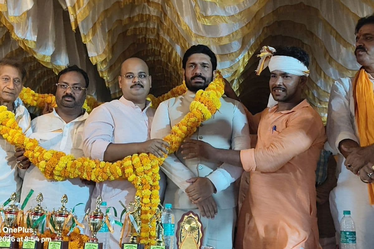 बक्सर में नाइट क्रिकेट टूर्नामेंट का विधायक राहुल सिंह ने किया उद्घाटन; 16 टीमों में जोरदार मुकाबला