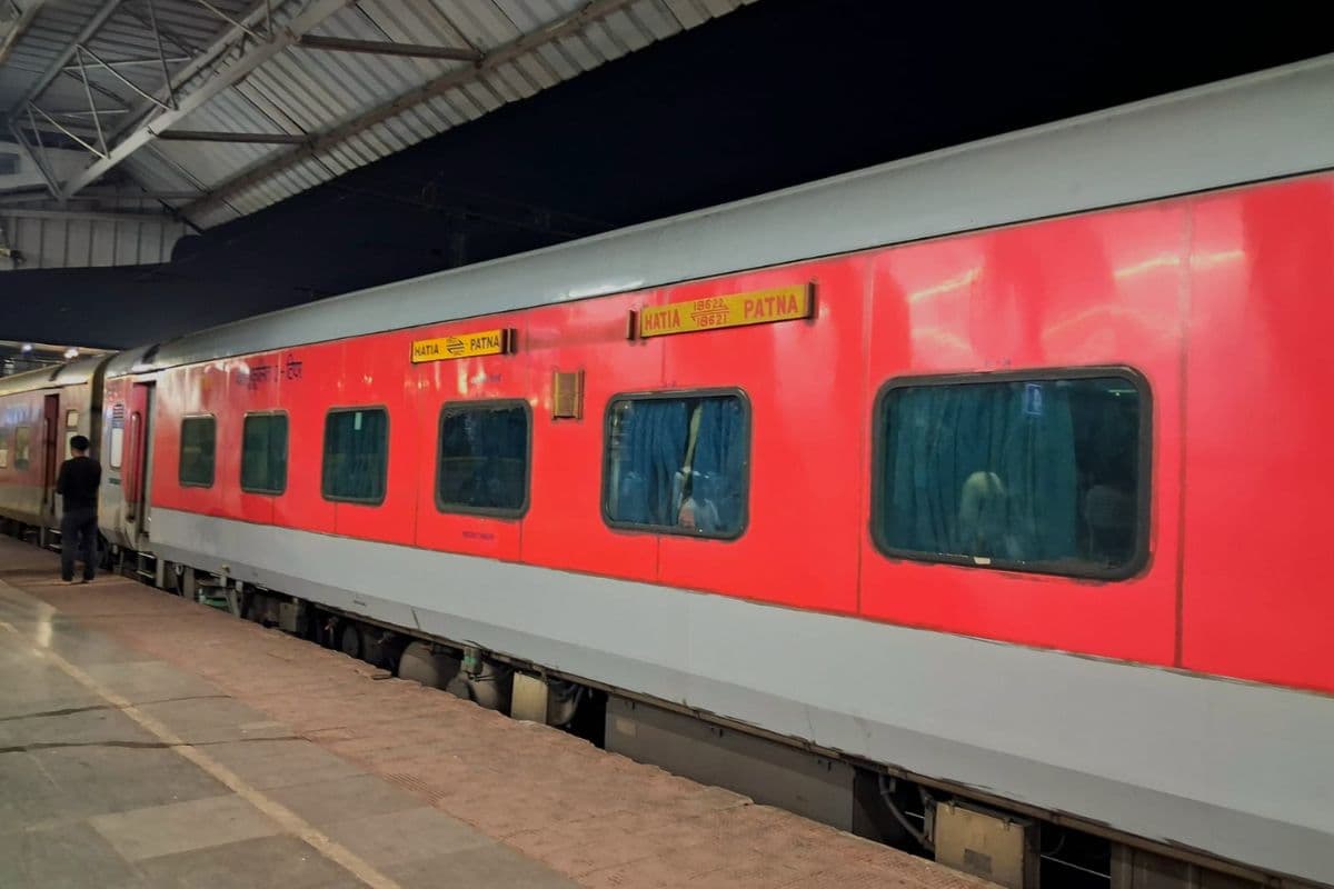 Gaya News : पटना-हटिया एक्सप्रेस पर पत्थरबाजी, यात्री घायल