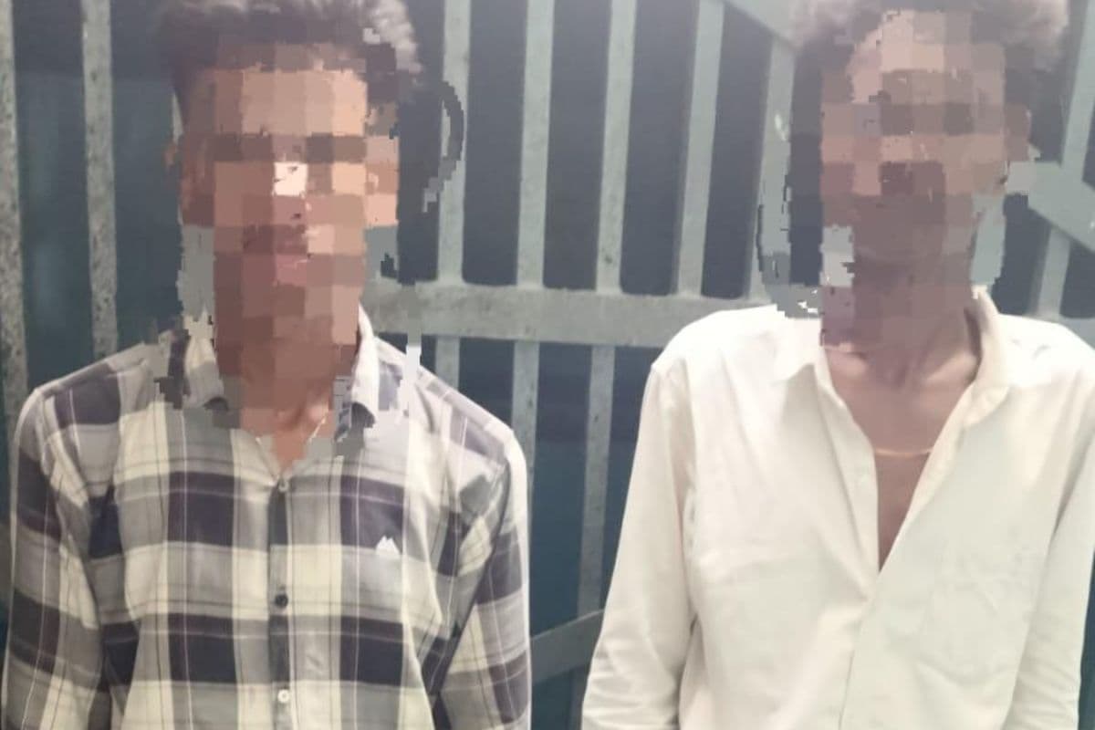 Siwan News : पिस्टल को लेकर सड़क पर छीना-झपटी, दो युवक हथियार के साथ गिरफ्तार