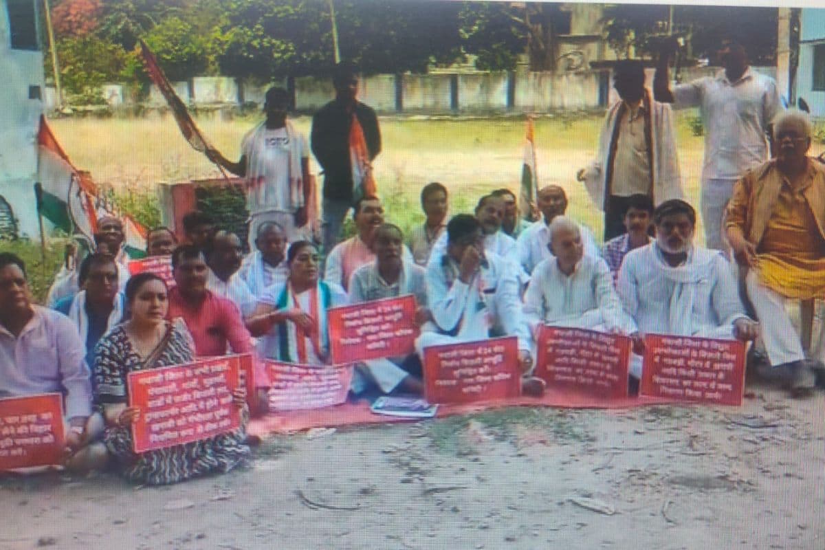 Gaya News :  बिजली की आंख-मिचौली से हाल बेहाल, कांग्रेसियों ने महाप्रबंधक कार्यालय के समक्ष दिया धरना