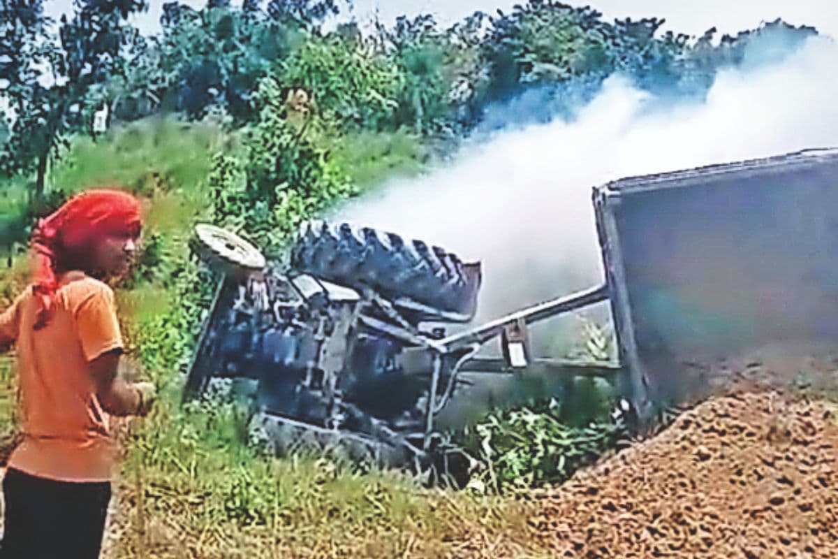 Siwan News : मिट्टी लदे ट्रैक्टर-ट्रेलर पलटने से चालकर की दबकर मौत