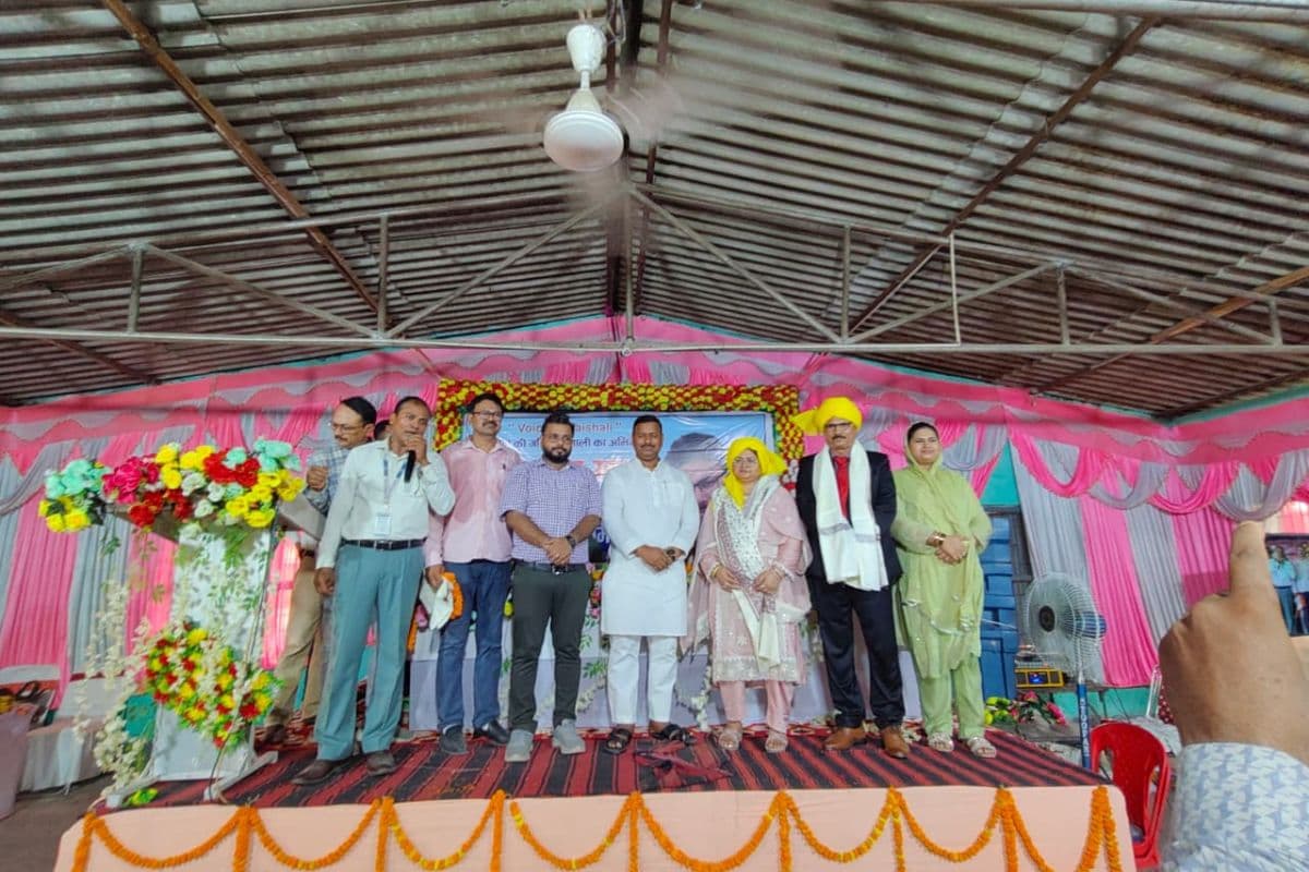 Hajipur News : किसान भवन में आयोजित विदाई समारोह में शिक्षकों ने दी शुभकामनाएं