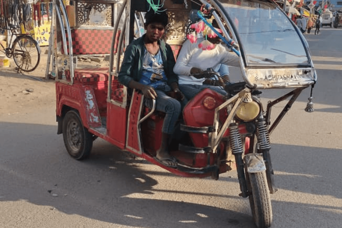नवादा के पकरीबरावां में यातायात नियमों की उड़ रही धज्जियां, मौत के सौदागर बन रहे ट्रैक्टर और टोटो, नाबालिगों के हाथों में कमान