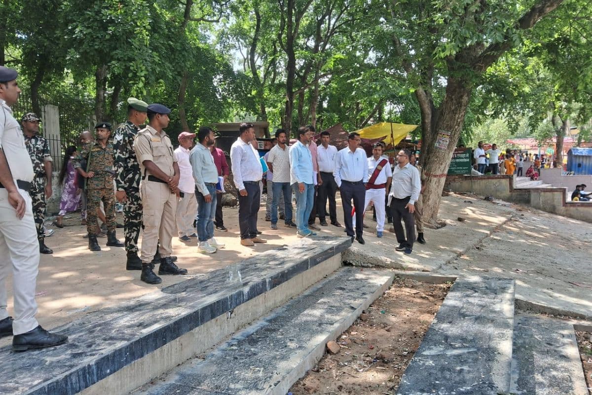 Gopalganj News : थावे मंदिर में निर्माण कार्यों का निरीक्षण, अधिकारियों को दिए आवश्यक निर्देश