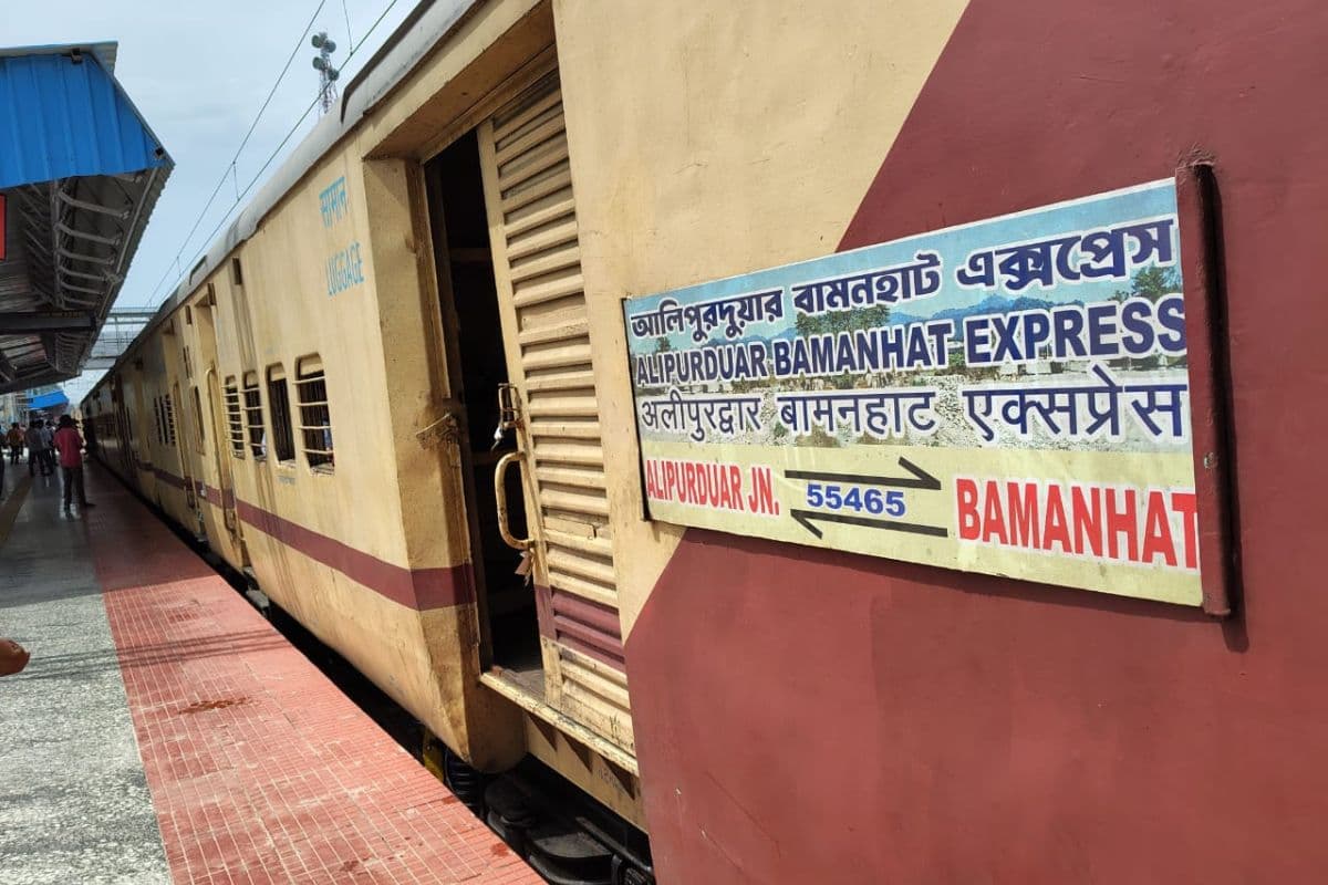 रेल कंट्रोल की 'गलत प्लानिंग' से बालुरघाट इंटरसिटी के यात्री परेशान
