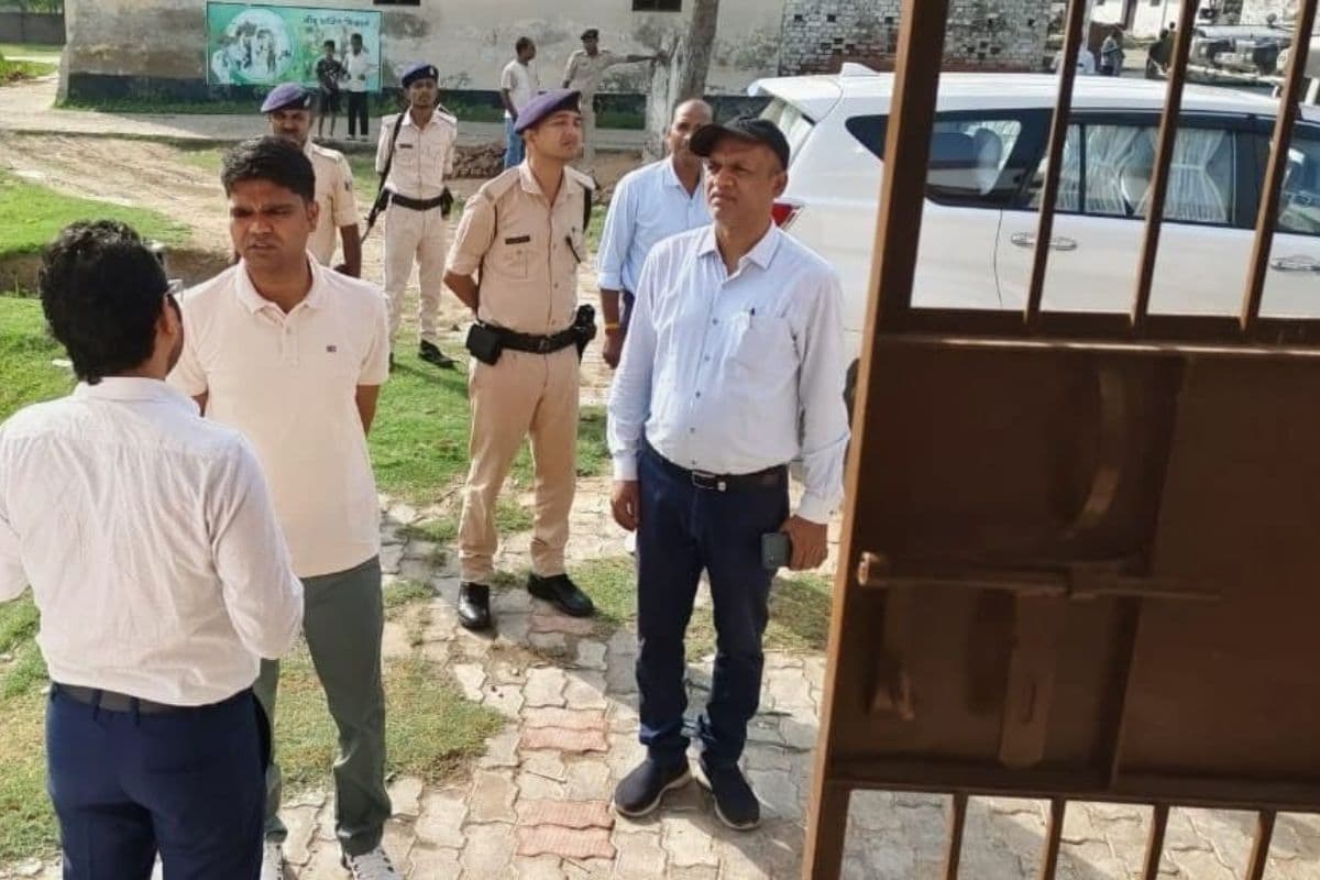 Siwan News : कार्य में लापरवाही बरतने वाले कर्मियों पर डीएम ने दिखाई सख्ती