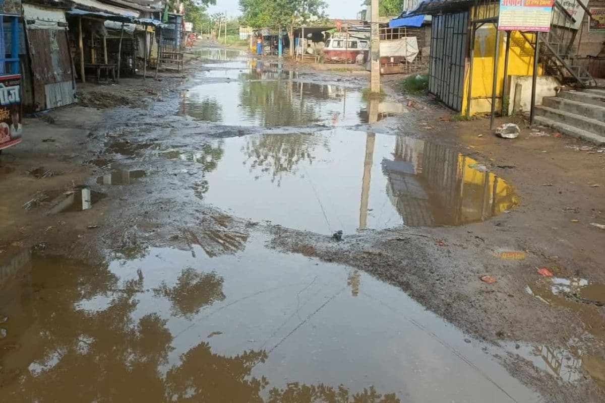 Gopalganj News : आंधी-पानी ने खोली सड़क निर्माण की पोल, जलजमाव से आवागमन बाधित