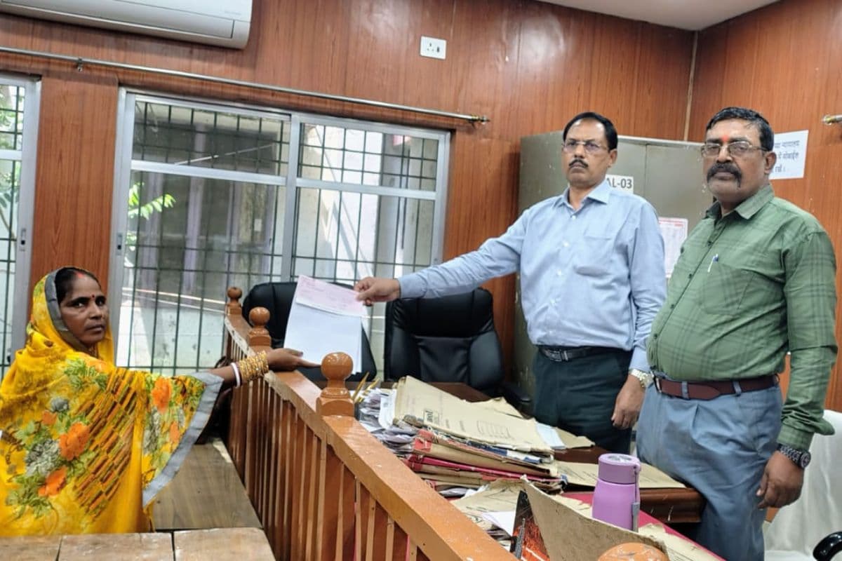 Siwan News : उपभोक्ता आयोग के हस्तक्षेप से टाटा एआईजी ने दिया मुआवजा