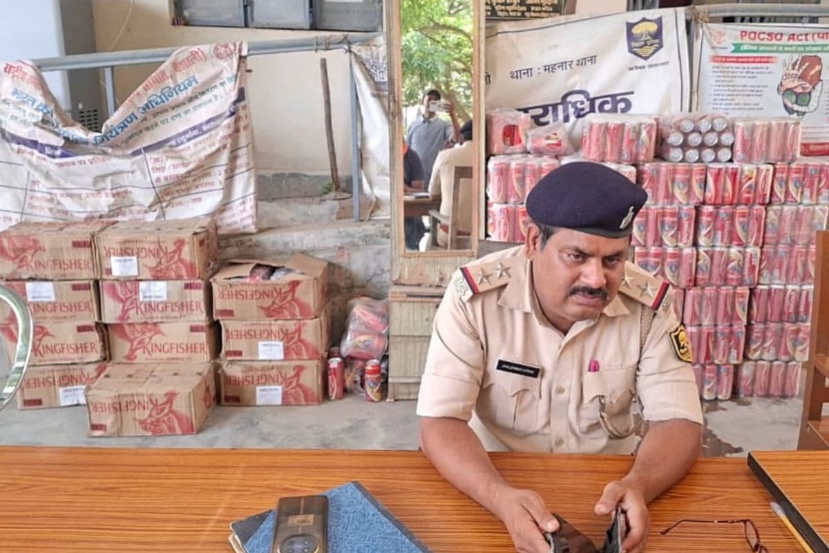 Hajipur News : महनार थाना पुलिस ने पकड़ी लाखों की बीयर, तस्कर भाग निकले