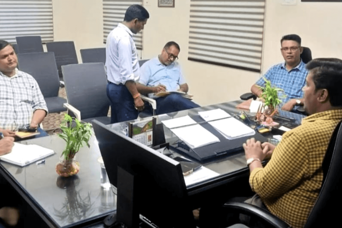 नवादा में गायों के नाम की जमीन पर अतिक्रमणवीरों का कब्जा: वारिसलीगंज गौशाला की बदहाली पर भड़के सदर SDO