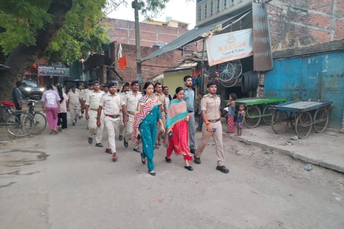 Sasaram News : बकरीद को लेकर प्रशासन अलर्ट : चेनारी शहर में निकाला फ्लैग मार्च