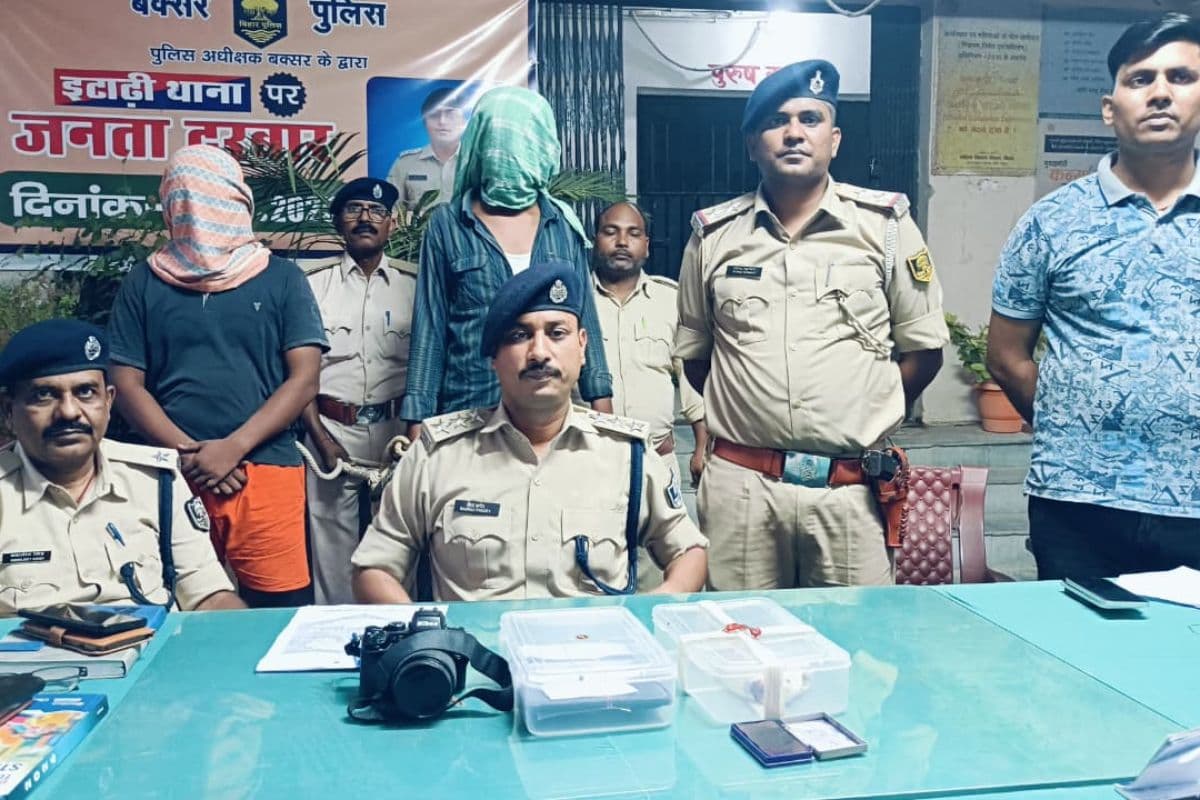 इटाढ़ी लूटकांड का पर्दाफाश : पिस्टल के साथ चार शातिर गिरफ्तार, कैमरा, बाइक व मोबाइल बरामद