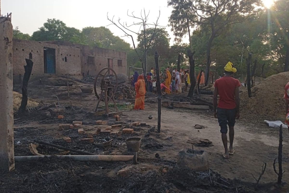तेज हवा ने मचाई तबाही, बदलैया टोला में अगलगी से 12 घर खाक, एक मवेशी की मौत