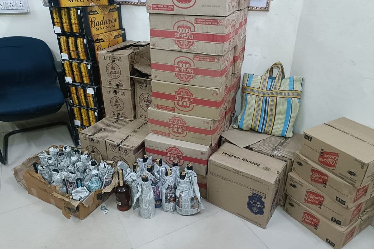 अररिया नगर थाना पुलिस की बड़ी कार्रवाई, टोयोटा कार से 3 लाख की विदेशी शराब बरामद; दो तस्कर गिरफ्तार