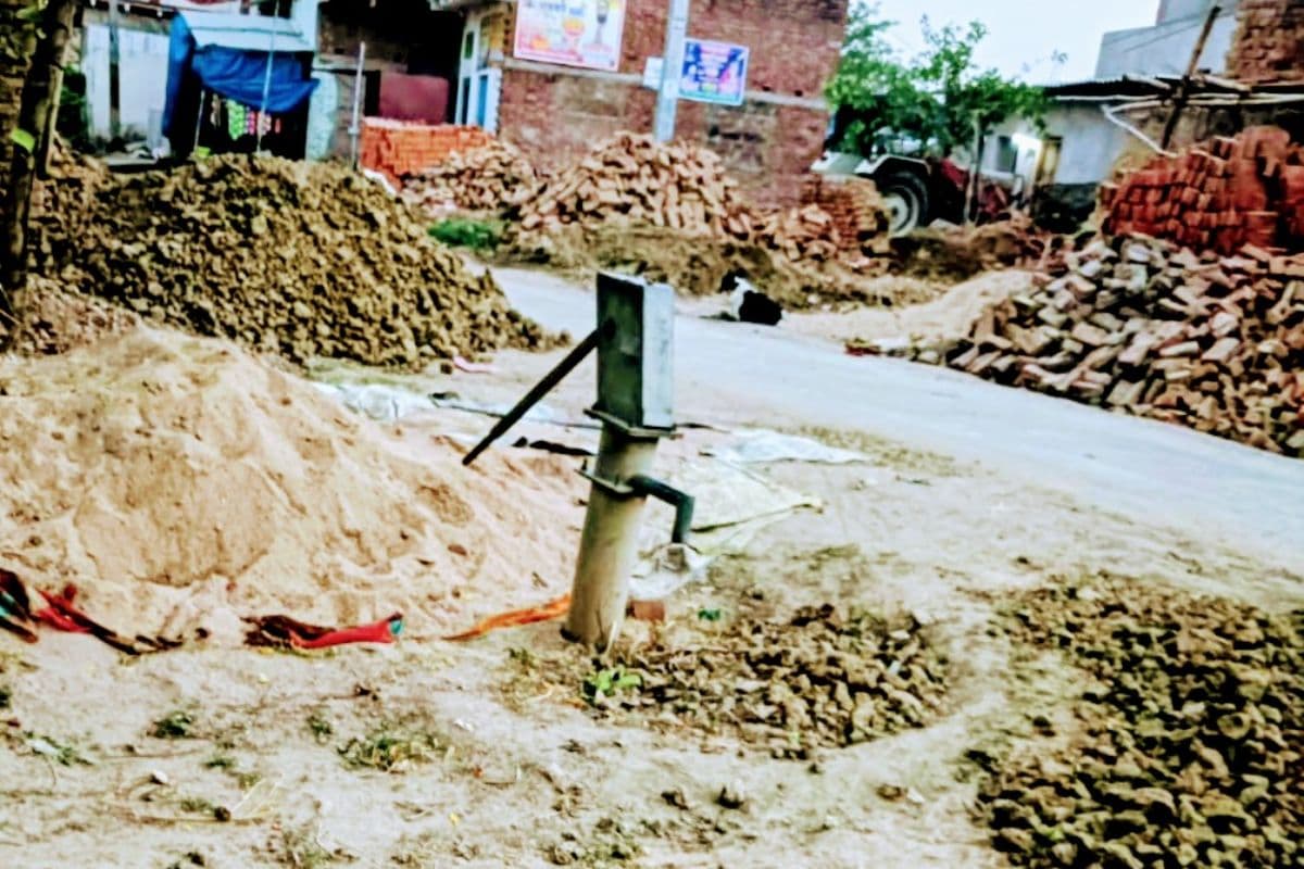 पलियां में पेयजल संकट गहराया : दर्जनों चापाकल खराब, दूषित पानी पीने को मजबूर