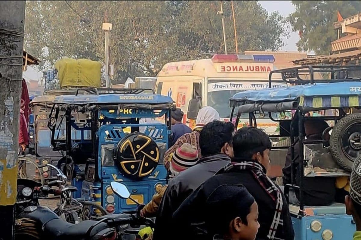 भारत-नेपाल सीमा को जोड़ने वाली मुख्य सड़क पर रेंग रहे वाहन, पौआखाली बाजार में 'महाजाम' से एम्बुलेंस भी फंस रहीं