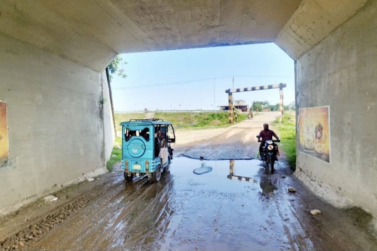 पौआखाली में रेलवे अंडरपास बना 'मुसीबत का टापू', जलजमाव से राहगीर परेशान; कीचड़ से गंदे हो रहे कपड़े