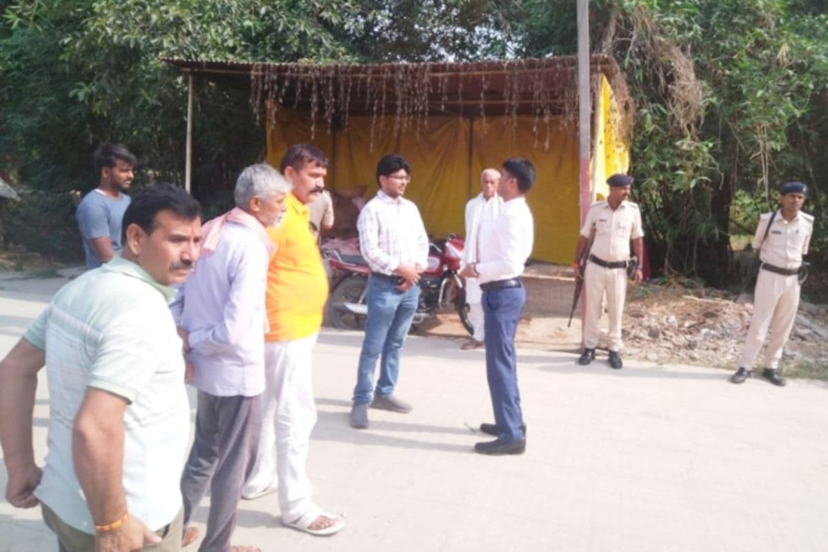 Siwan News : निर्माण कार्य में अनियमितता की शिकायत के बाद डीएम ने लिया जायजा
