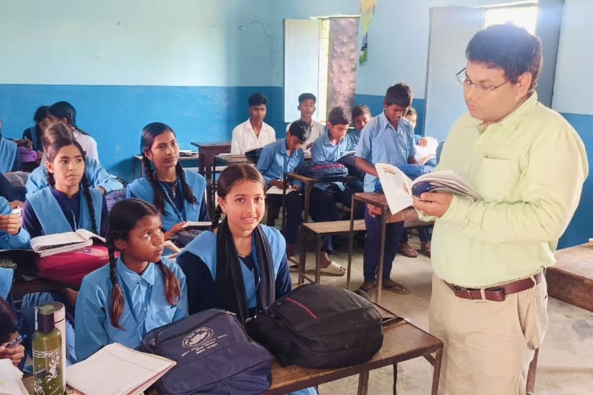 Siwan News : नामांकन में लापरवाही पर 106 प्रधानाध्यापकों का वेतन स्थगित