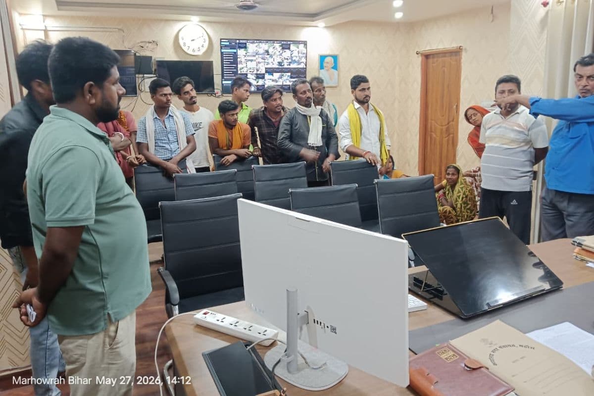 Saran News : नगर पंचायत के सफाई कर्मियों ने काम ठप कर जताया विरोध