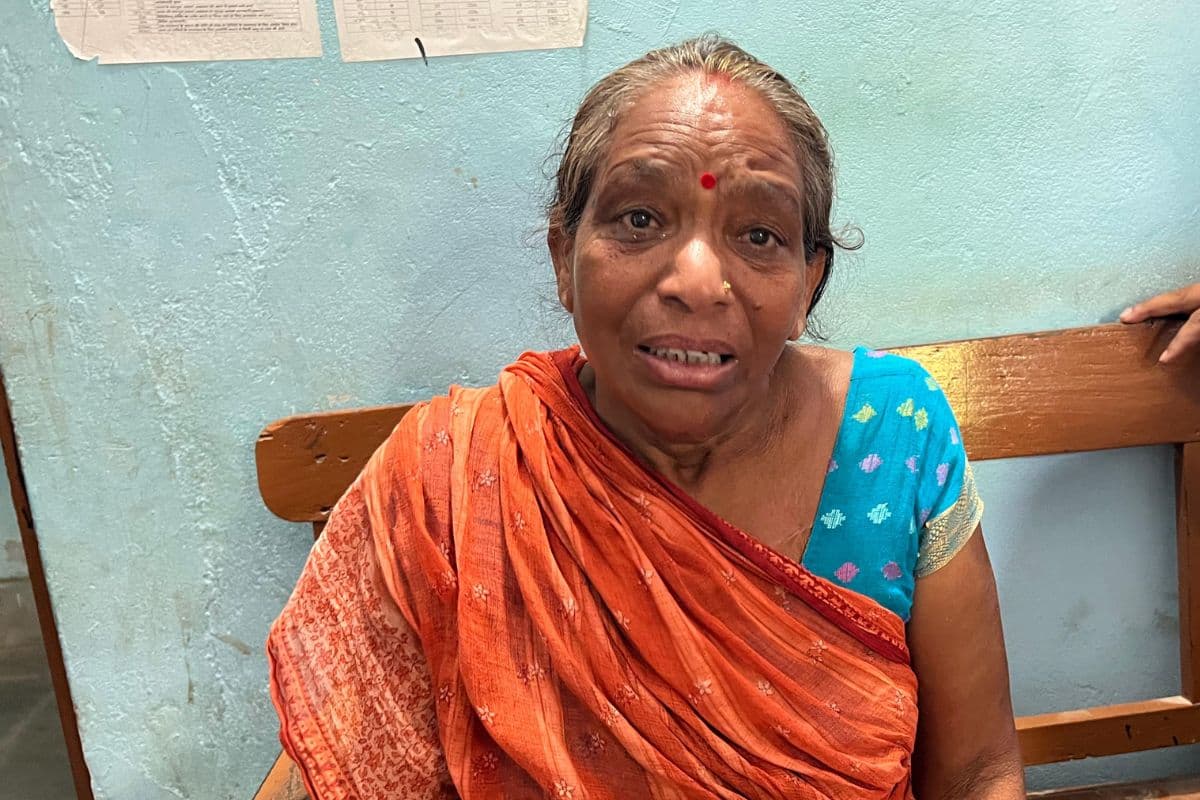 दो बेटों को पाल-पोसकर बड़ा किया, अब मां को पीटकर घर से निकाला