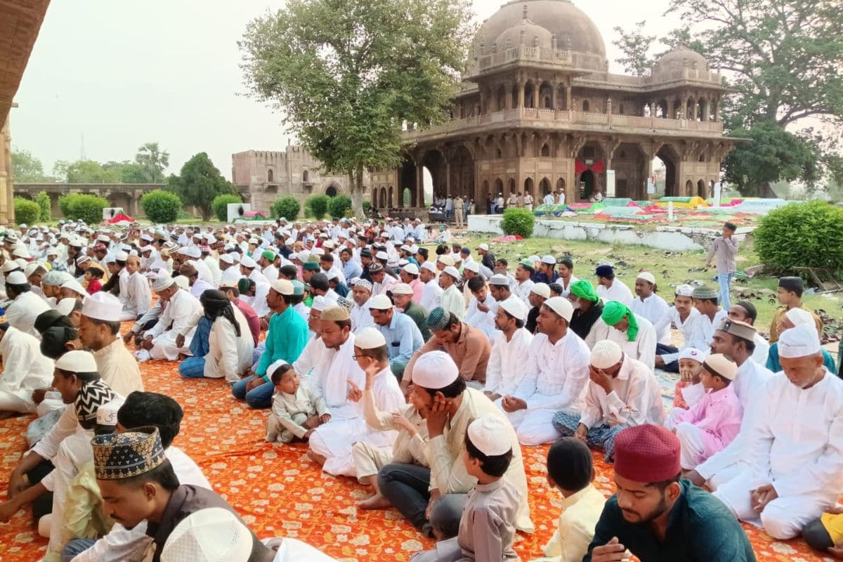 पटना में ईद उल अजहा (बकरीद) पर मुस्लिम भाइयों ने की नमाज अदा