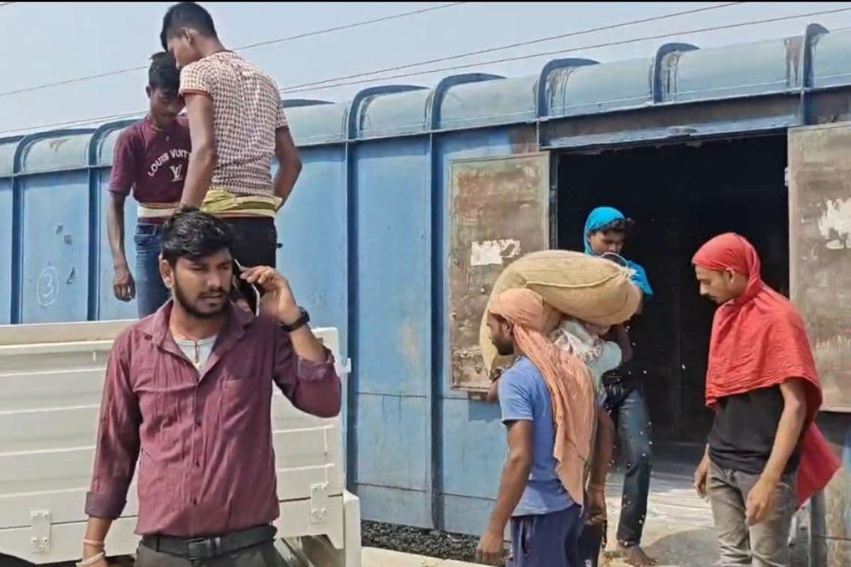 बेगूसराय सलौना स्टेशन रैक पॉइंट पर 5 साल बाद फिर शुरू हुई मक्का लोडिंग, किसानों में खुशी की लहर