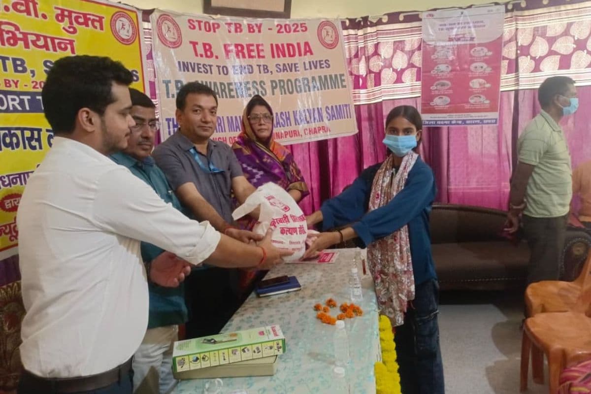 छपरा में ठाकुरबाड़ी महिला विकास कल्याण समिति बनी टीबी मरीजों के लिए देवदूत, पौष्टिक आहार वितरण और स्वास्थ्य जांच शिविर आयोजित किया