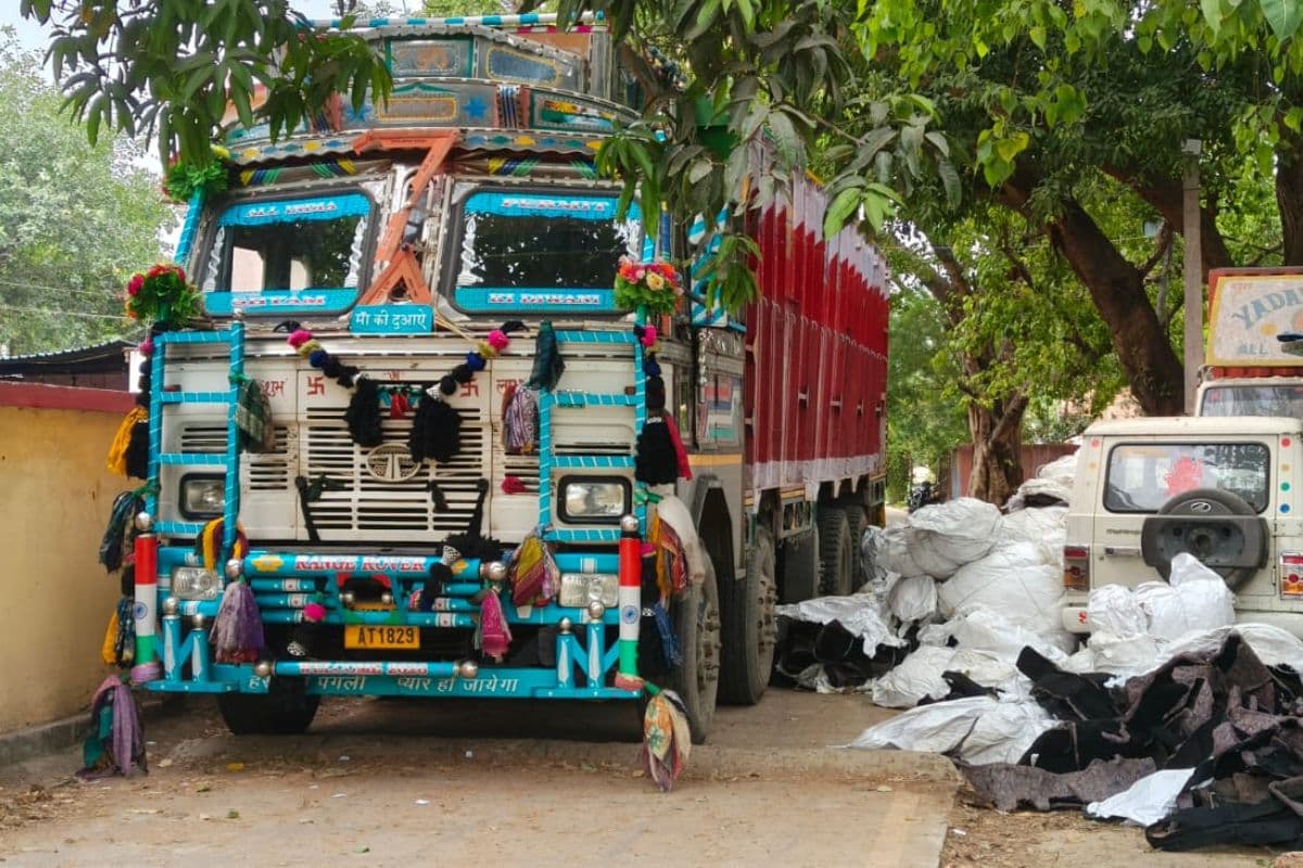 ईंट फैक्ट्री के पास छापेमारी, भारी मात्रा में अंग्रेजी शराब जब्त