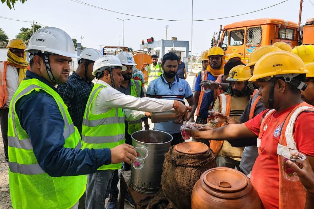 भीषण गर्मी में JK Cement कंपनी बना सहारा, राहगीरों-श्रमिकों के लिए शुरू की ठंडे नींबू पानी की सेवा