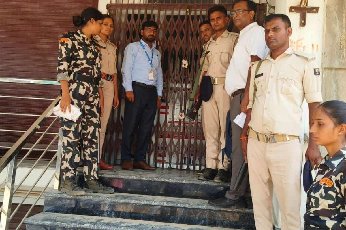 आरा के केशर अस्पताल छापेमारी में गांजा और कारतूस बरामद, प्रशासन ने किया सील