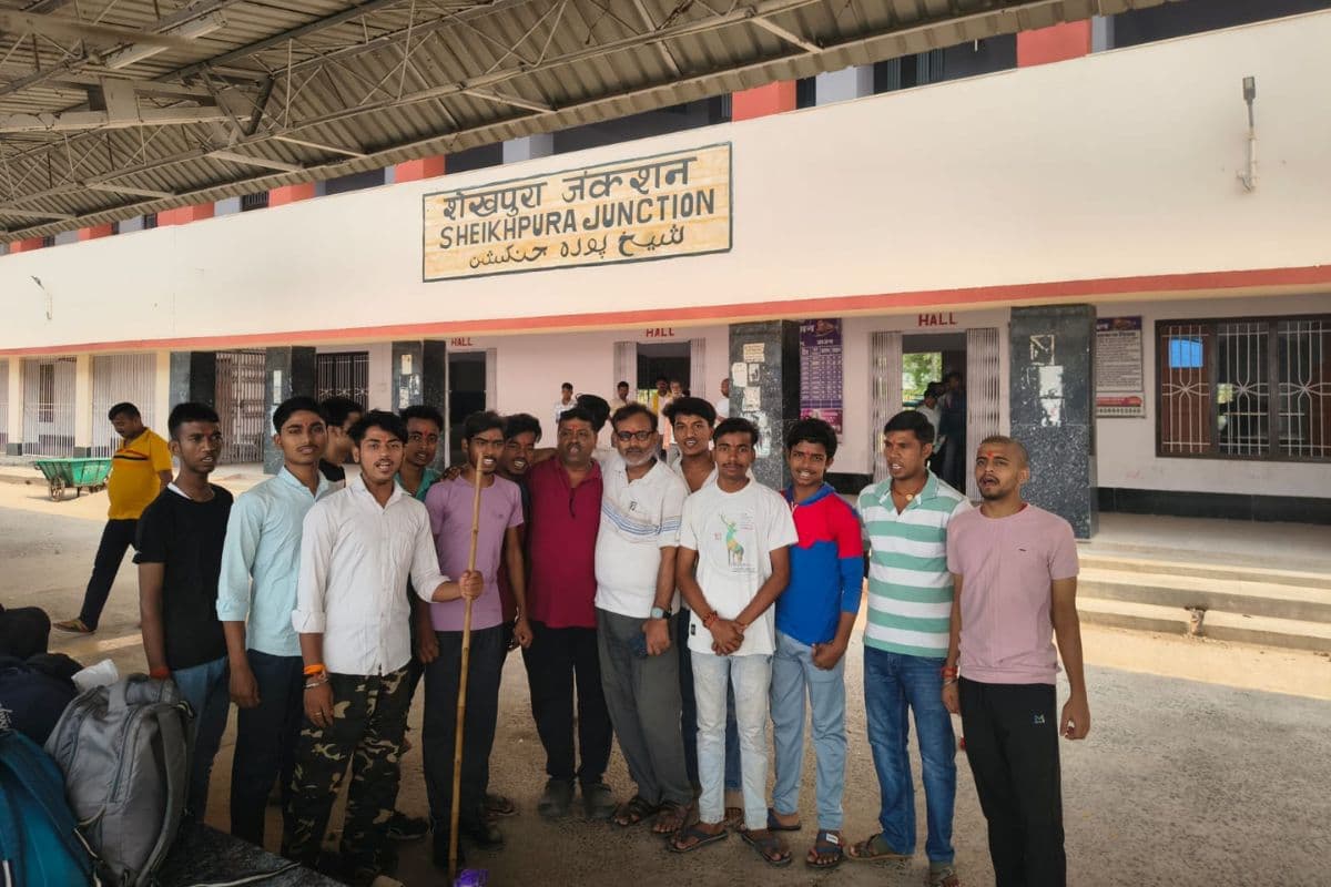 RSS के 'संघ शिक्षा वर्ग' में शामिल होने मुंगेर रवाना हुए युवा स्वयंसेवक, आधुनिक सुख सुविधा से दूर रहकर सीखेंगे अनुशासन और राष्ट्रसेवा