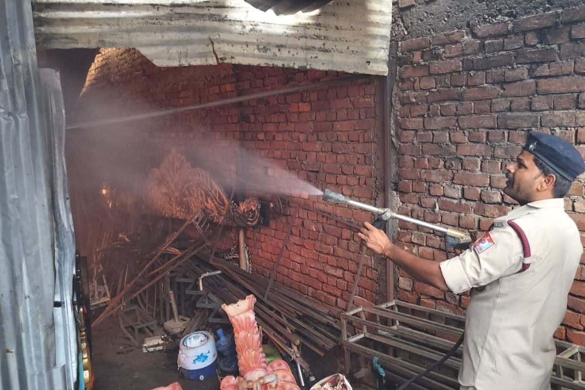 कैमूर में बिजली गिरने से टेंट हाउस में लगी भीषण आग, लाखों का सामान जलकर राख; इलाके में मची अफरा-तफरी