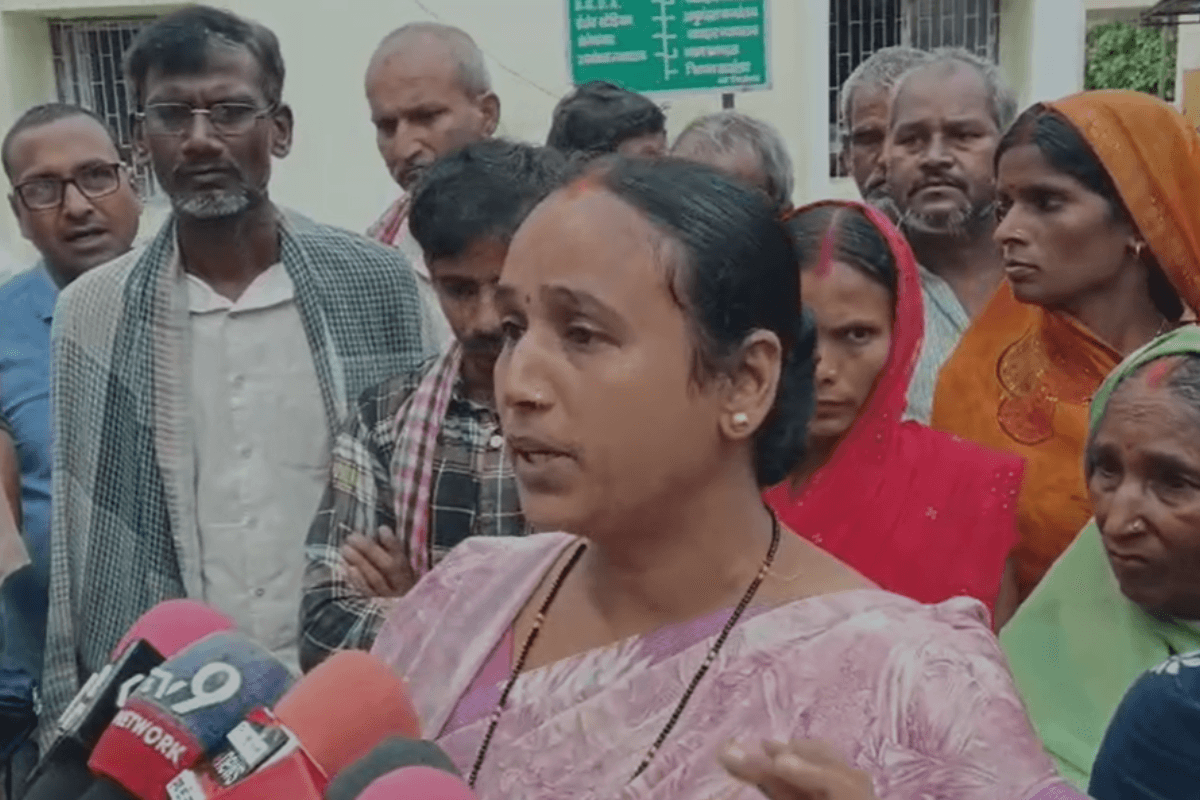 शेखपुरा में मिल संचालक की गिरफ्तारी पर कलेक्ट्रेट में महिलाओं का प्रदर्शन कहा- 'मनोज को छोड़ो या हमें भी जेल भेजो'