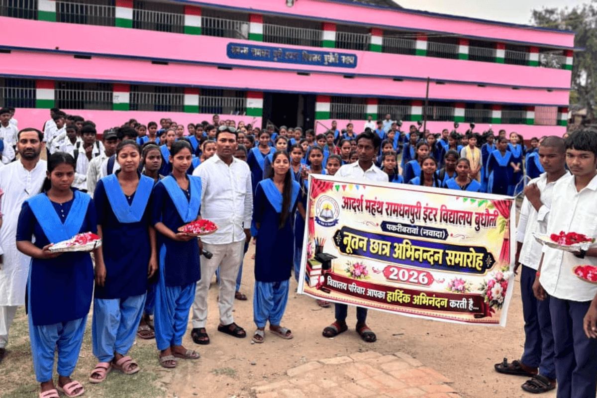 नवादा के बुधौली इंटर स्कूल में अभिनंदन समारोह,तिलक और पुष्प वर्षा से हुआ नवम वर्ग के छात्रों का स्वागत