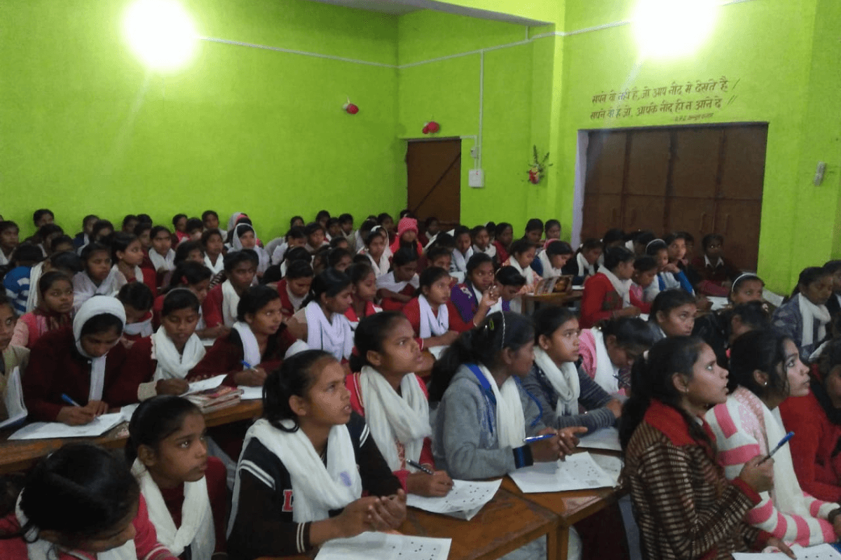 पीएम श्री का तमगा, पर हालात बदहाल: रोहतास के इस स्कूल में 8 कमरों में ठूंसकर पढ़ रहीं 1500 छात्राएं