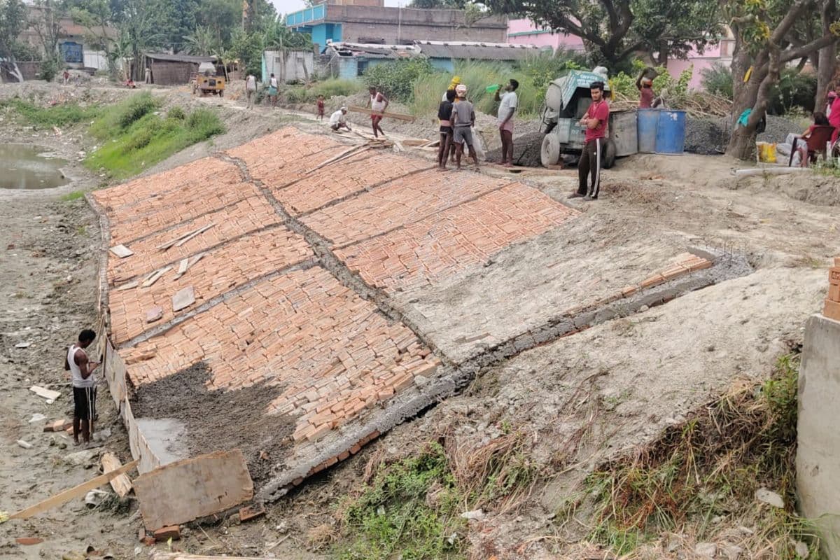 रानीपोखर में छठ घाट निर्माण में अनियमितता का आरोप, ग्रामीणों में आक्रोश