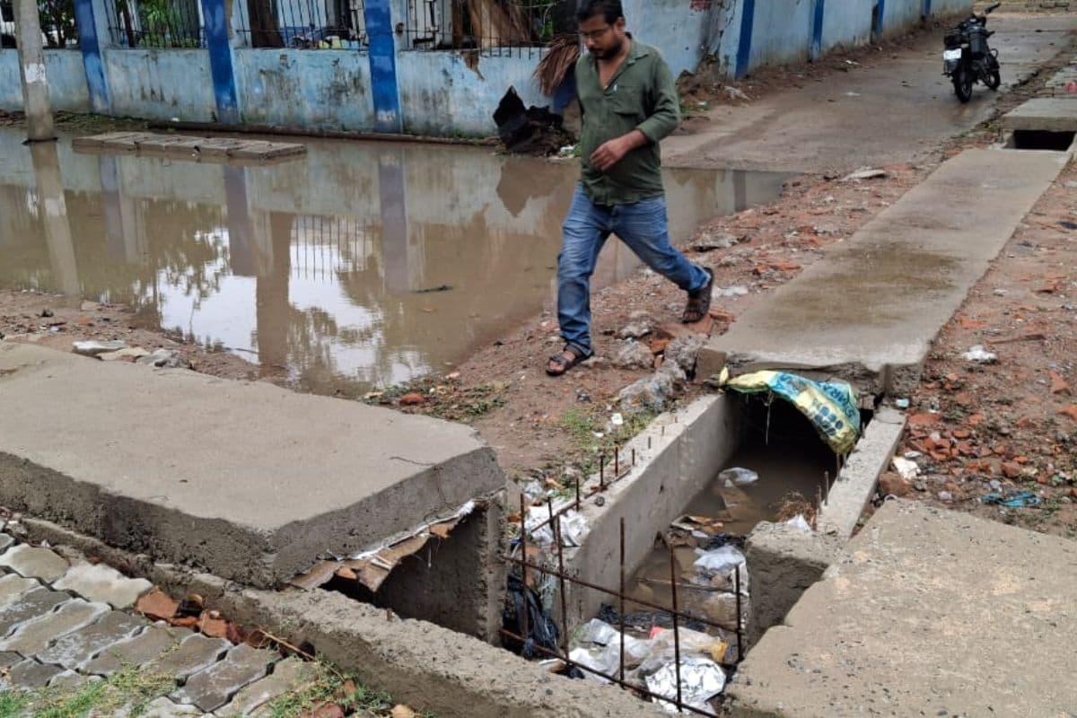 सदर अस्पताल परिसर में जलजमाव से मरीजों की बढ़ी परेशानी, संक्रमण फैलने की आशंका बढ़ी