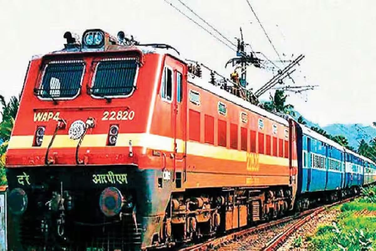 ट्रेनों की देरी से बक्सर स्टेशन पर यात्रियों का हाल बेहाल, घंटों करना पड़ रहा इंतजार
