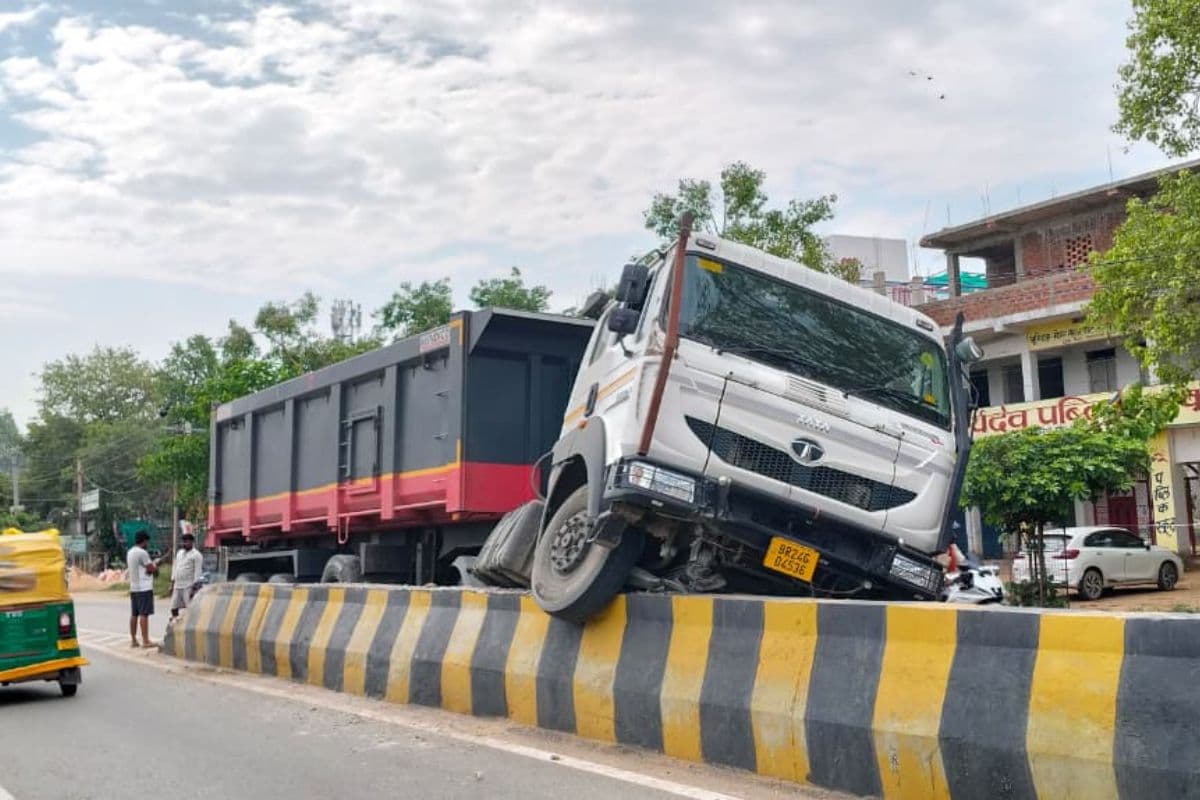 सासाराम में बड़ा हादसा टला, तेज रफ्तार हाइवा डिवाइडर से टकराया, बाल-बाल बचे लोग