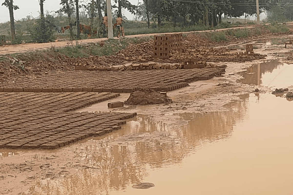 रोहतास के चेनारी में आसमान से बरसी आफत, मूसलाधार बारिश ने ईंट भट्ठों पर फेरा पानी, लाखों की कच्ची ईंटें बर्बाद