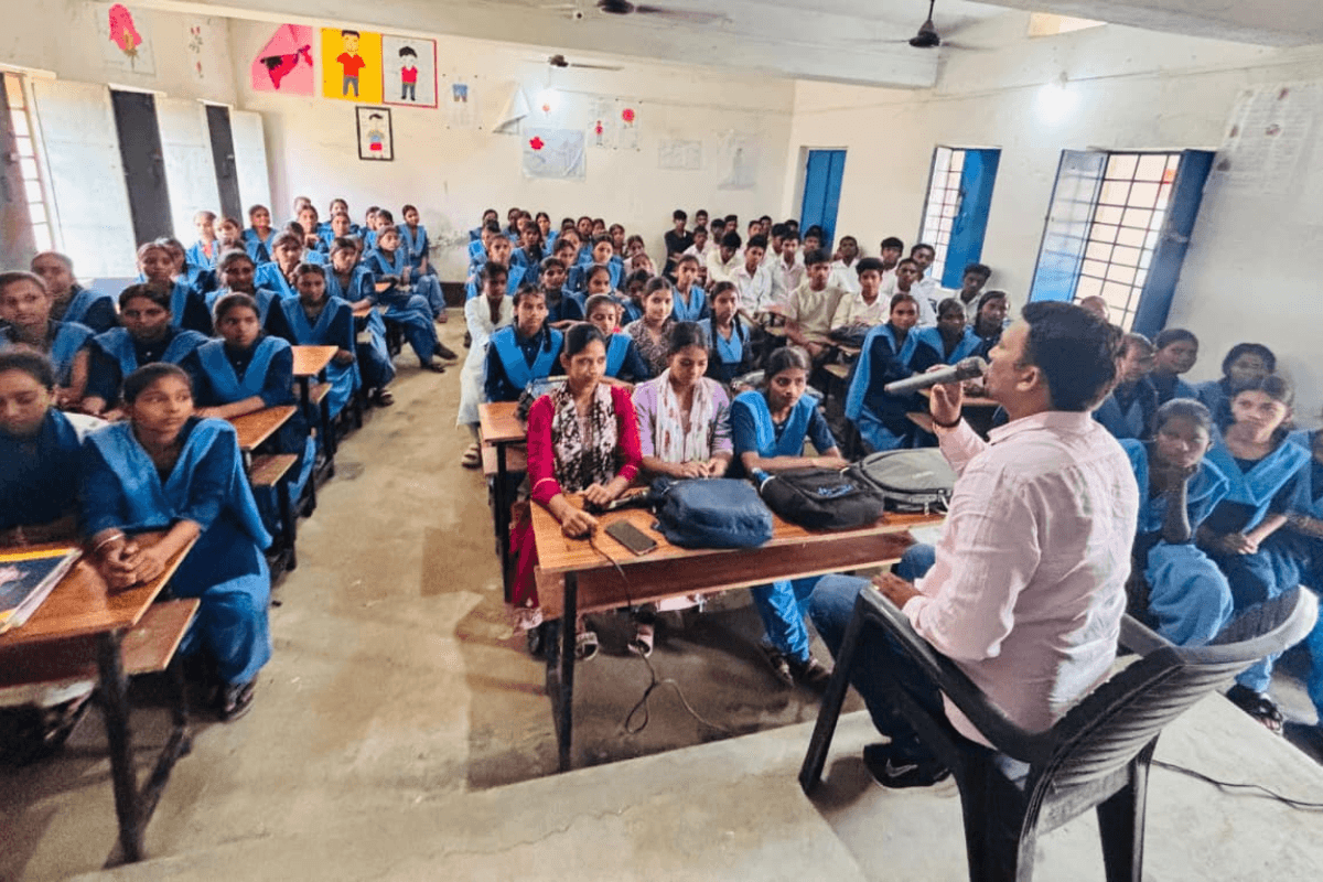 नवादा के बुधौली इंटर स्कूल में 'सुरक्षित शनिवार' आयोजित, बच्चों को सिखाए स्वच्छता के गुर